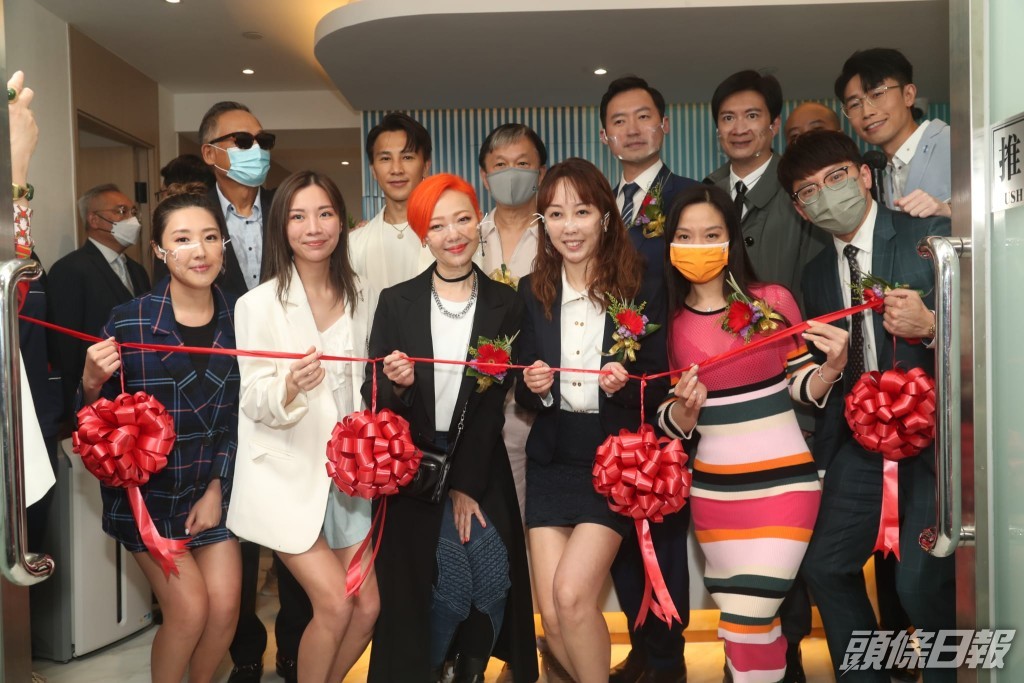 眾星出席醫療品牌開幕儀式。